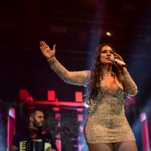 Simone caprichou no visual para show com a irmã, Simaria