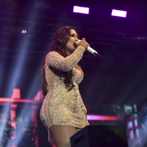 Look curto de Simone valorizou curvas da cantora em show com Simaria