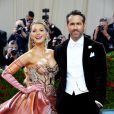 Blake Lively chegou com o marido, Ryan Reynolds, no MET Gala 2022