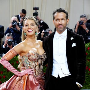 Blake Lively chegou com o marido, Ryan Reynolds, no MET Gala 2022