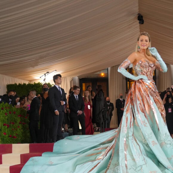 Vestido de Blake Lively ficou azul com transformação rápida no red carpet do MET Gala 2022