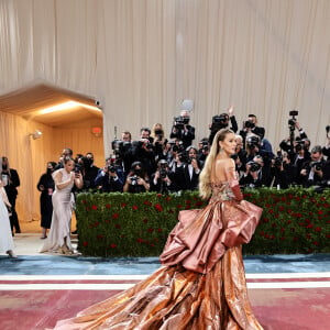 Blake Lively chegou com vestido rosado da Atelier Versace e look sofreu mudança 'express'