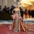 A atriz Blake Lively surpreendeu com look revelador no MET Gala 2022