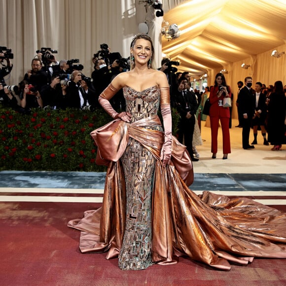 A atriz Blake Lively surpreendeu com look revelador no MET Gala 2022