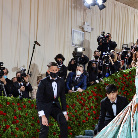 Blake Lively surpreendeu com um look que mudava de cor no MET Gala 2022