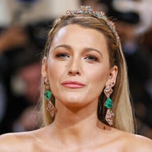 Maquiagem de Blake Lively no MET Gala 2022: veja detalhes da beleza da atriz no evento