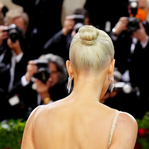 Cabelo platinado de Kim Kardashian: socialite ficou 14h em salão de beleza para ficar loira no MET Gala