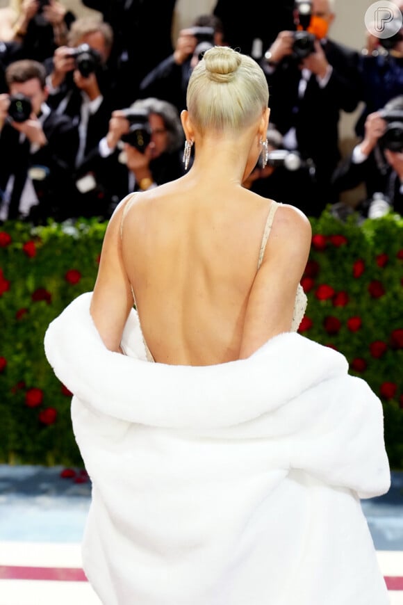 Cabelo platinado de Kim Kardashian: socialite ficou 14h em salão de beleza para ficar loira no MET Gala