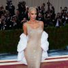 Kim Kardashian teve uma preparação intensa para entrar em vestido icônico usado por Marylin Monroe