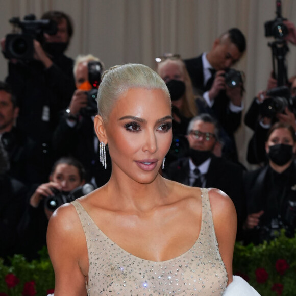 Kim Kardashian teve uma preparação intensa para entrar em vestido icônico usado por Marylin Monroe