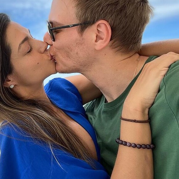 Thais Fersoza mostrou, na rede social, um momento em que é convidada para tomar banho com Michel Teló: 'Das coisas que a gente mais gosta de fazer'