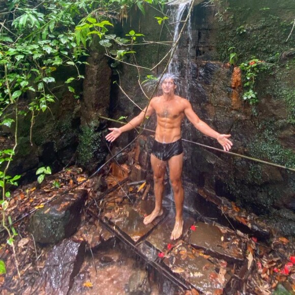 Nicolas Prattes completou 25 anos e publicou foto em que aparece de sunga