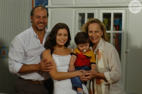 Novela 'Esmeralda': Esmeralda (Bianca Castanho) e José Armando (Claudio Lins) têm um filho, mas o mocinho acha que a criança é filha de Lúcio (Delano Avelar)