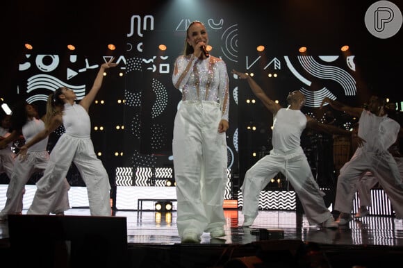 Ivete Sangalo apresentou mega espetáculo de luzes, sons e dança, com uma banda formada por 14 músicos
