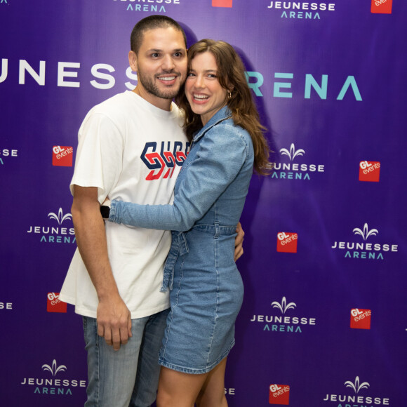 Alice Wegmann com o namorado, o produtor musical Dudu Borges, no show de Ivete Sangalo