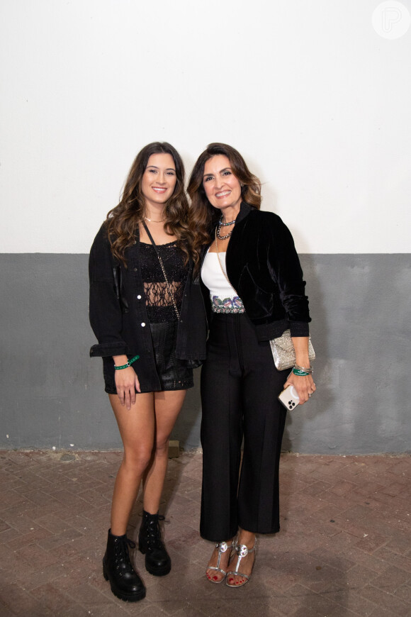 Fátima Bernardes com a filha Bia Bonemer no show de Ivete Sangalo no Rio