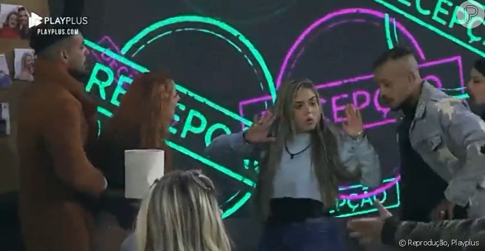 'Power Couple': Karoline pede que ninguém a toque em briga com Brenda Paixão
