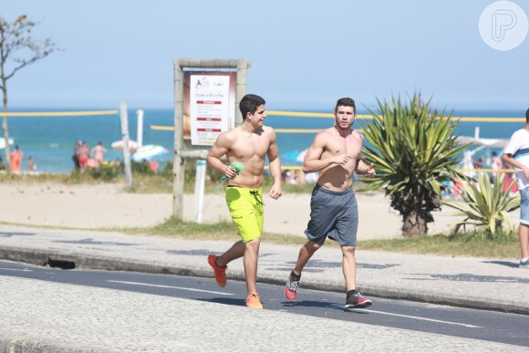 Enzo Celulari costuma manter sua boa forma com corridas nas praias do Rio