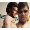 O ator Chay Suede tirou o rosto do filho, Zion, de Micael Borges da foto e colocou o seu na imagem. Só rindo, não é?