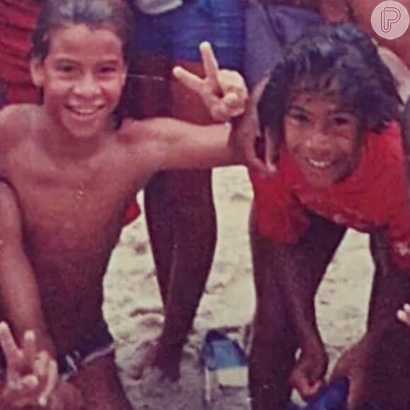 Thiago Martins também comemorou o aniversário de Micael Borges com uma foto de infância: 'Te amo'