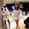 Thaila Ayala posa na nova loja da Lilly Sarti, no Rio de Janeiro