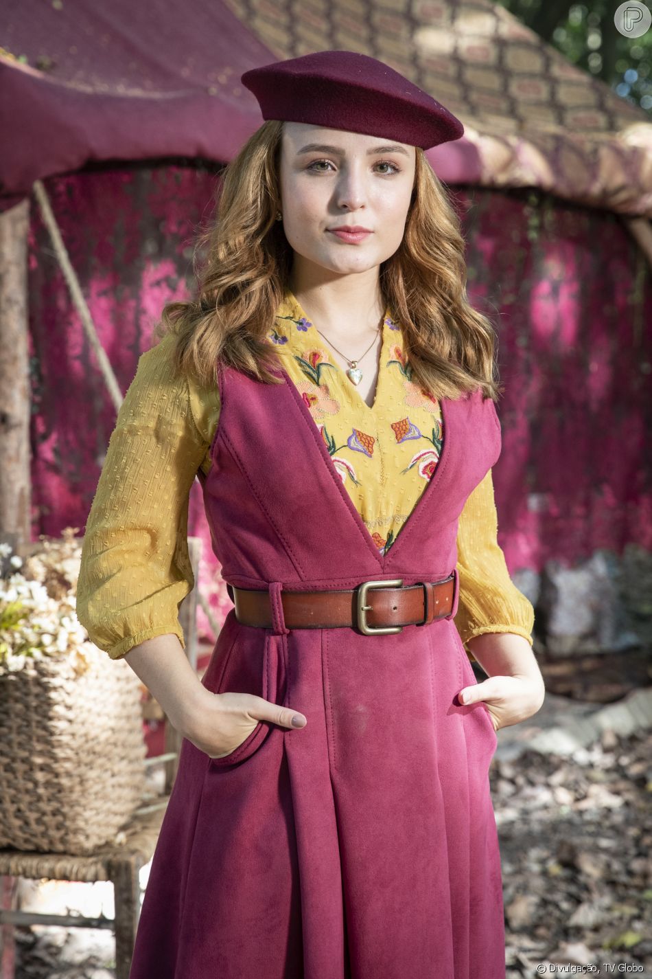 Isadora (Larissa Manoela) fica assustada por ter que dormir na delegacia no capítulo de segunda-feira 23 de maio de 2022 da novela 'Além da Ilusão'