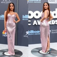 Anitta usa vestido luxuoso de grife para apresentar o Billboard Music Awards. Fotos!