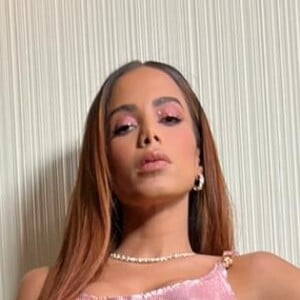 Vestido rosa usado por Anitta é da Versace com a Fendi, a collab Fendace