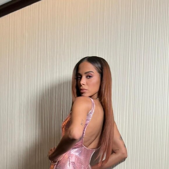 Anitta mostra detalhe das costas do vestido Fendace: peça é de collab entre Fendi e Versace e custa R$ 260 mil