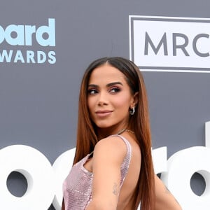 Vestido de Anitta tinha fenda na parte de trás que evidenciava o salto azul