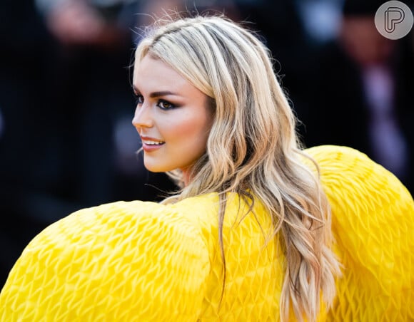 Vestido com mangas amarelas bufantes de Tallia Storm foi destaque no red carpet de Cannes