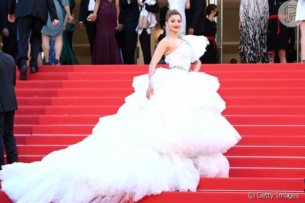 Look total white foi escolha de Urvashi Rautela em Cannes 2022