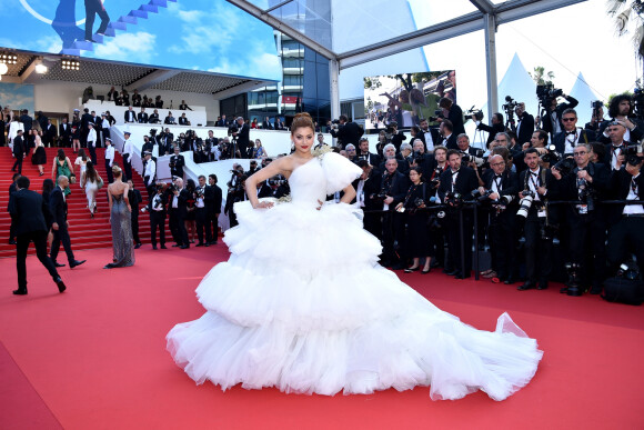 O vestido branco supervolumoso usado por Urvashi Rautela é Tony Ward Couture