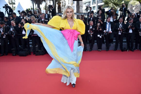 O look multicolorido de Tallia Storm em Cannes 2022 tinha volume na cintura e nas mangas
