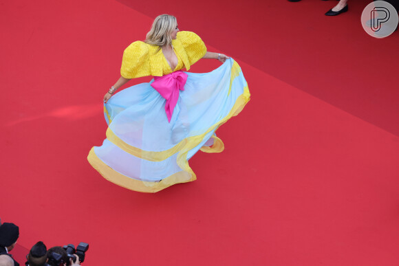 Volume e cores vibrantes se combinaram no look de Tallia Storm em Cannes