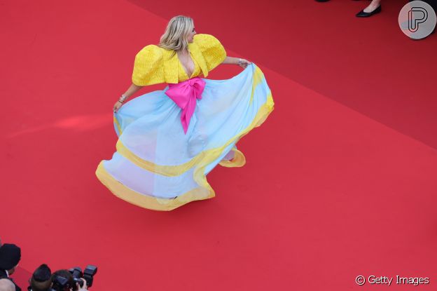 Volume e cores vibrantes se combinaram no look de Tallia Storm em Cannes