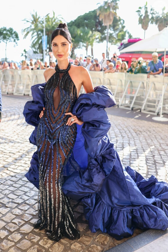Look com capa volumosa em azul escuro foi aposta de Alice Abdel Azizi em Cannes 2022