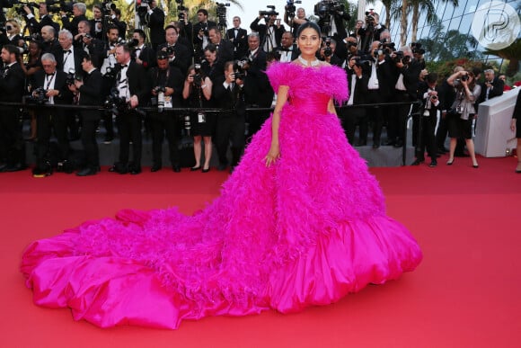 Vestido rosa com cauda longa e plumas foi a escolha de Farhana Bodi para o Festival de Cannes