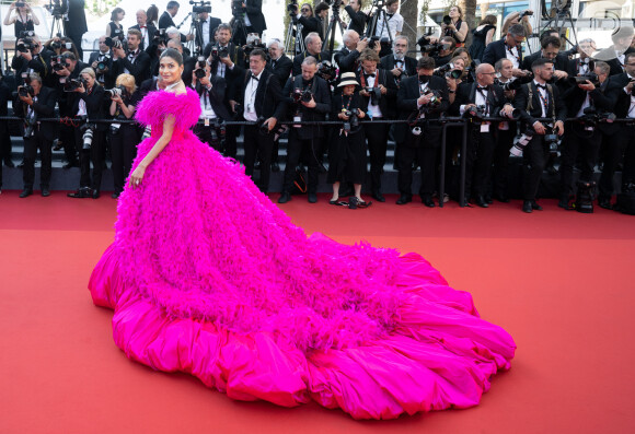 Vestido rosa com cauda longa Atelier Zuhra foi escolhido por Farhana Bodi