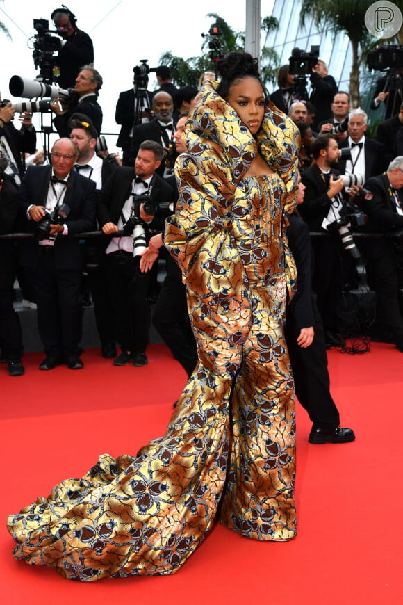 Volume e efeito metalizado se combinaram no look de Didi Stone no Festival de Cannes