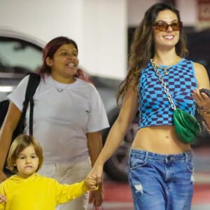 Isis Valverde usou cropped azul e calça boyfriend em passeio