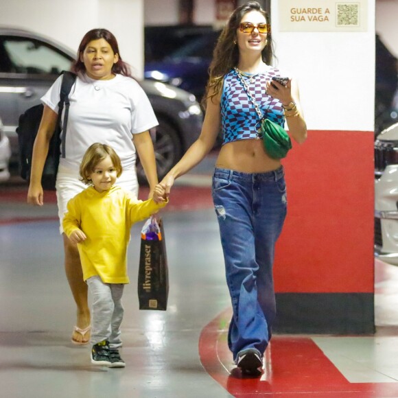Isis Valverde e o filho estavam acompanhados da babá de Rael