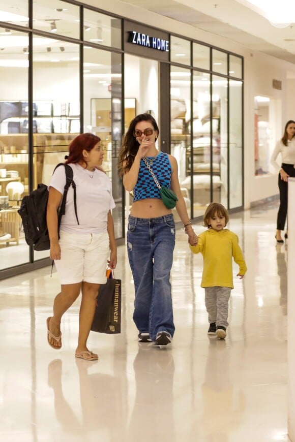 Isis Valverde passou o dia com o filho, Rael, em um shopping no Rio de Janeiro