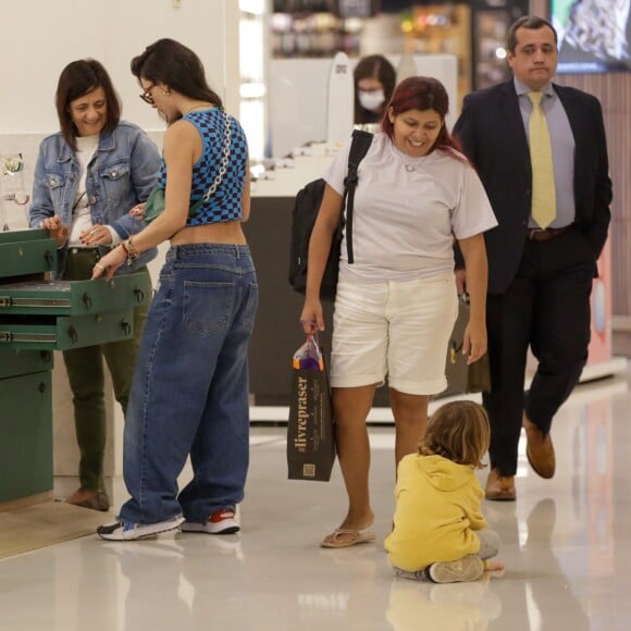 Isis Valverde aproveitou para fazer compras durante o passeio