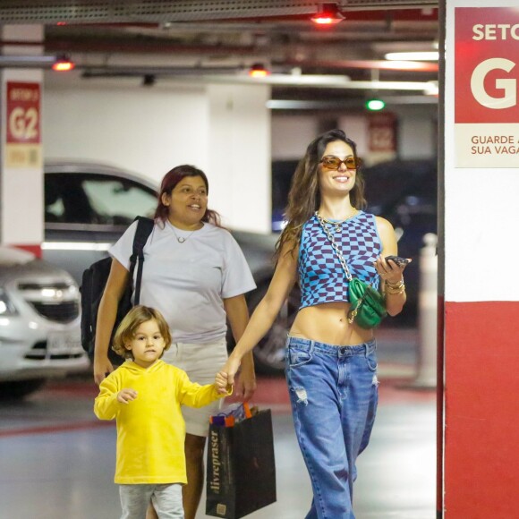 Isis Valverde foi clicada sorrindo de mãos dadas com o filho