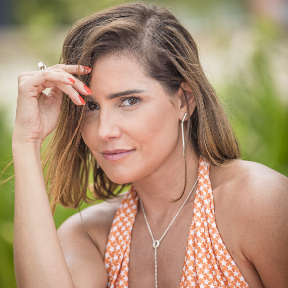 Na época, Deborah Secco estava solteira e resolveu manter o relacionamento em segredo