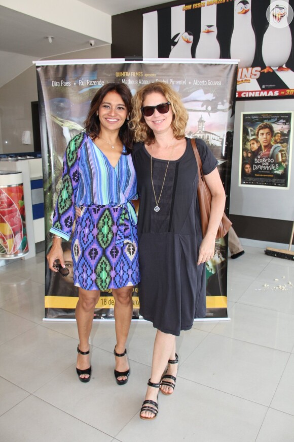 Patricia Pillar encontra Dira Paes na pré-estreia do filme 'O Segredo dos Diamantes', no Rio, em 13 de dezembro de 2014