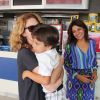 Patricia Pillar abraça filho de Dira Paes, Inácio, na pré-estreia do filme 'O Segredo dos Diamantes', no Rio