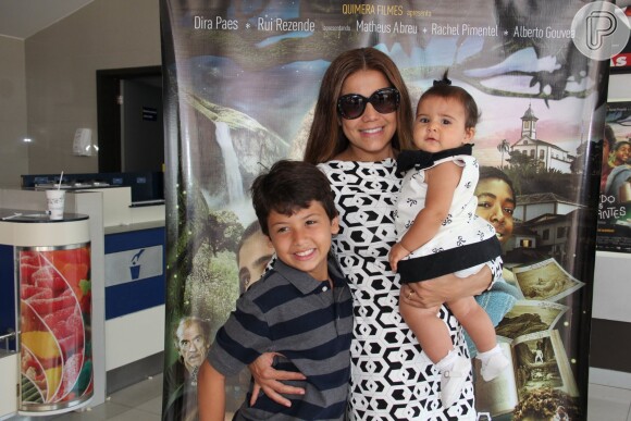 Nivea Stelmann leva os filhos Miguel e Bruna à evento de filme