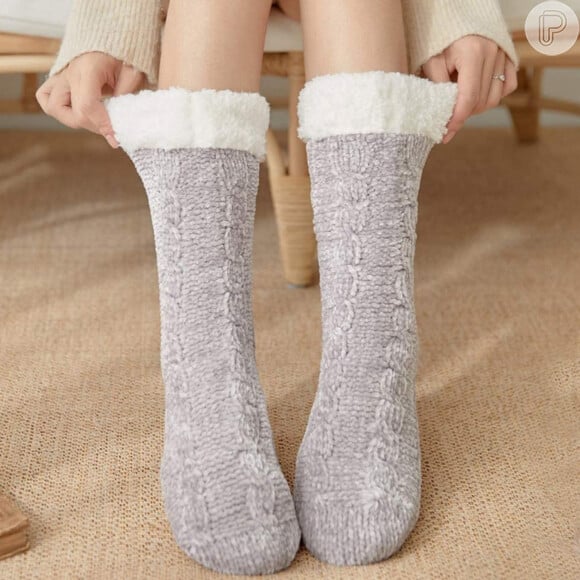Quer proteger os pés e ainda ter um look despojado? Adicione em seu look de inverno as meias femininas de pelúcia antiderrapantes, da Domary
